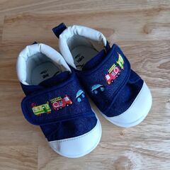 13cm　キッズシューズ　西松屋　はたらくくるま