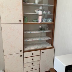 花柄が可愛い食器棚