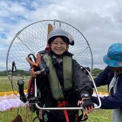 パラグライダー フライト体験 接客 ★無料体験特典、特別報酬あり★ 履歴書不要、副業大歓迎、土日祝のみ半日シフト。交通費あり。服装、髪色、ネイル自由。フレンドリーなキャラ希望 ♬ のんびり、楽しく働けます♪の画像