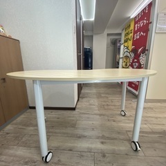 キャスター付きダイニングテーブル（価格交渉可能）の画像