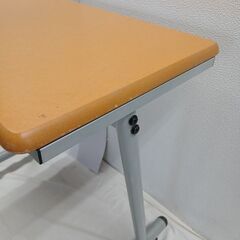 パソコンデスク　キャスター付き　2,500円　多種多様デスク　68×40 高さ67の画像