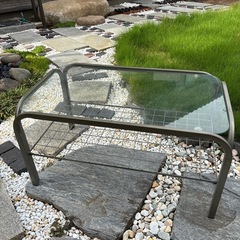 レトロなガラステーブル
