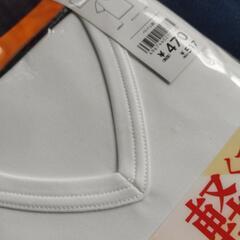 未開封ですが多少汚れあり、定価５１７円紳士半袖V首シャツ。の画像