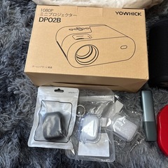 プロジェクター、ヘッドホン、スピーカー、タオルその他諸々の画像