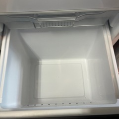 【東京送料無料】ハイセンス Hisense 冷蔵庫134L 2019年製 前面ガラストップの画像