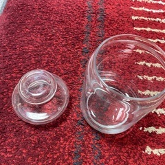 ガラスの入れ物の画像