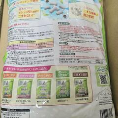 システムトイレの猫砂とシートの画像