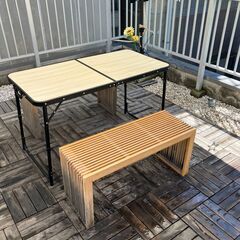 竹製ベンチ2脚、屋外用テーブルの3点セットの画像