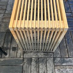 竹製ベンチ2脚、屋外用テーブルの3点セットの画像