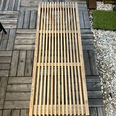 竹製ベンチ2脚、屋外用テーブルの3点セットの画像