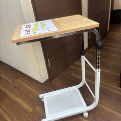 キャスター付きサイドテーブル（高さ調節機能
付き）の画像