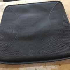  座布団黒色　通気性よい　（ほとんど使用せず）の画像