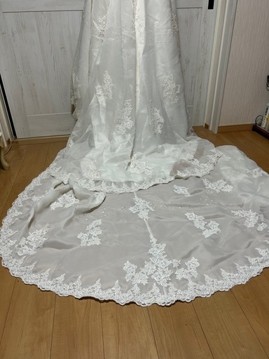 ⭐︎ロングトレーン刺繍が美しいウェディングドレス９号（トレーン取外し可能）試着◎