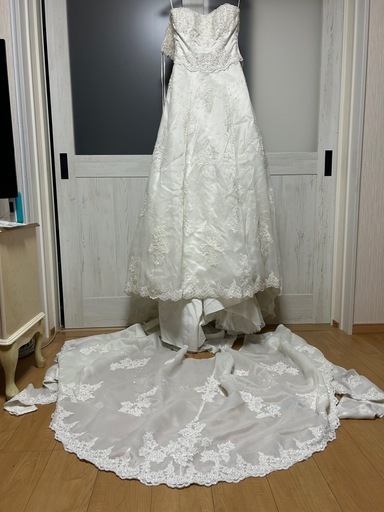 ⭐︎ロングトレーン刺繍が美しいウェディングドレス９号（トレーン取外し可能）試着◎