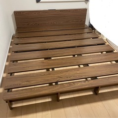 クイーンサイズベッドフレーム ブラウンの画像