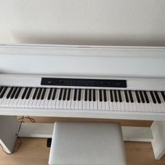 白色電子ピアノの画像