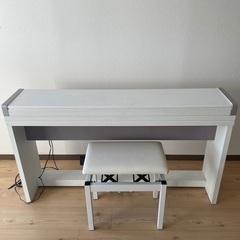 白色電子ピアノ