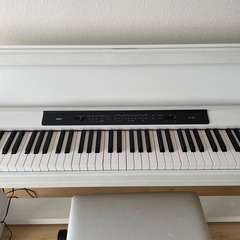 白色電子ピアノの画像