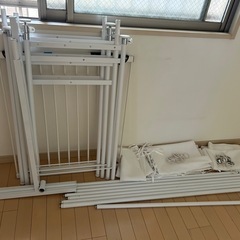 突っ張り棒のハンガーラックの画像