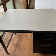 金属製の机 及び 椅子の画像