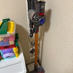 ダイソン掃除機と立てかけ台のセットの画像