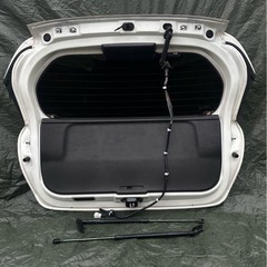 日産ノートEパワーNISMOリアゲート ホワイト　DBA-E12 カラーQABの画像