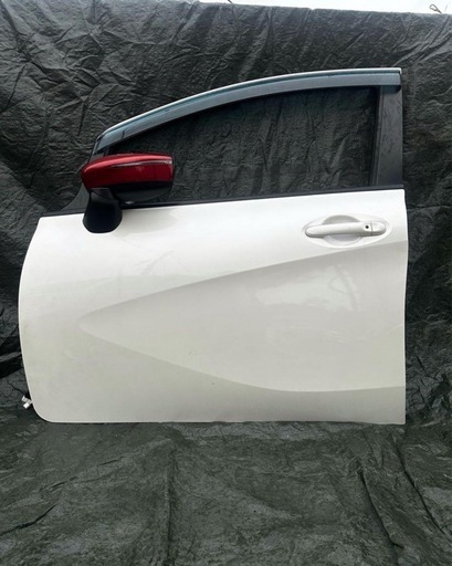 E12 ノートNISMOの左フロントドアカラーNO:QAB DBA-E12