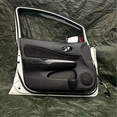 E12 ノートNISMOの左フロントドアカラーNO:QAB DBA-E12の画像