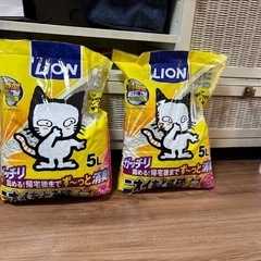 猫砂2つ&猫餌(ドライフード)の画像