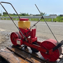 向井工業　手押し播種機 ごんべえ　種蒔　ベルト繰上式種まき機　1条　大豆　麦　コーン ほうれん草 そば　そ菜　畑　ハウス　 野菜 家庭菜園　宮崎　農機具の画像