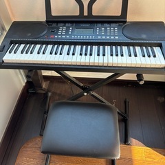 電子ピアノと、イス