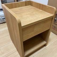 ナイトテーブルの画像