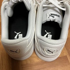 PUMA白スニーカーの画像