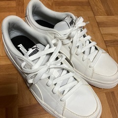 PUMA白スニーカーの画像