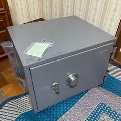 金庫！貴重品入れにどうぞ！！とても重厚