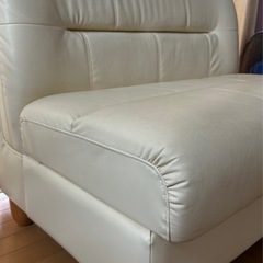 2人掛けソファ　収納付　クリーム色の画像