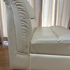 2人掛けソファ　収納付　クリーム色の画像