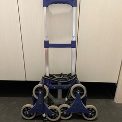 階段を上がれるキャリーカートの画像