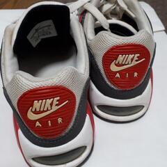 Nike エアマックス スニーカー ホワイト/レッド/グレーの画像