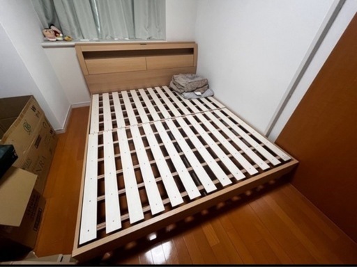 ニトリ　棚・照明・コンセント付きベッドフレーム　クイーンサイズ