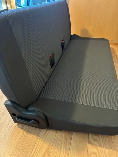 キャラバン　nv350 後部座席シート
