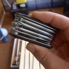 組立式のベッドとネジ回しの画像