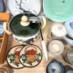【M855】和食器/洋食器/色々まとめ/ホーロー鍋/おたま/飾り皿/大皿/急須/湯呑/薬味入れ/ガラス花瓶/オーロラ花器/保存容器などの画像