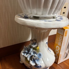 華やかな飾りのついた置物の画像