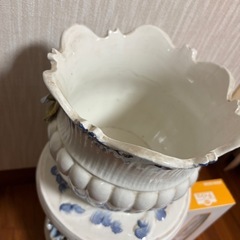 華やかな飾りのついた置物の画像