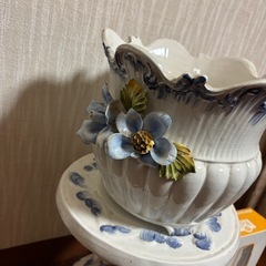 華やかな飾りのついた置物の画像