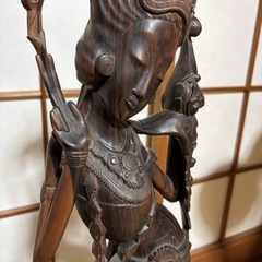 木でできた女性の像の画像