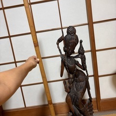 木でできた女性の像の画像
