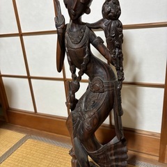 木でできた女性の像の画像