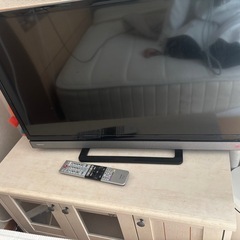 TOSHIBA REGZAテレビとテレビ台セットの画像